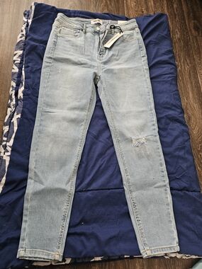 Light Wash Women's Skinny Jeans